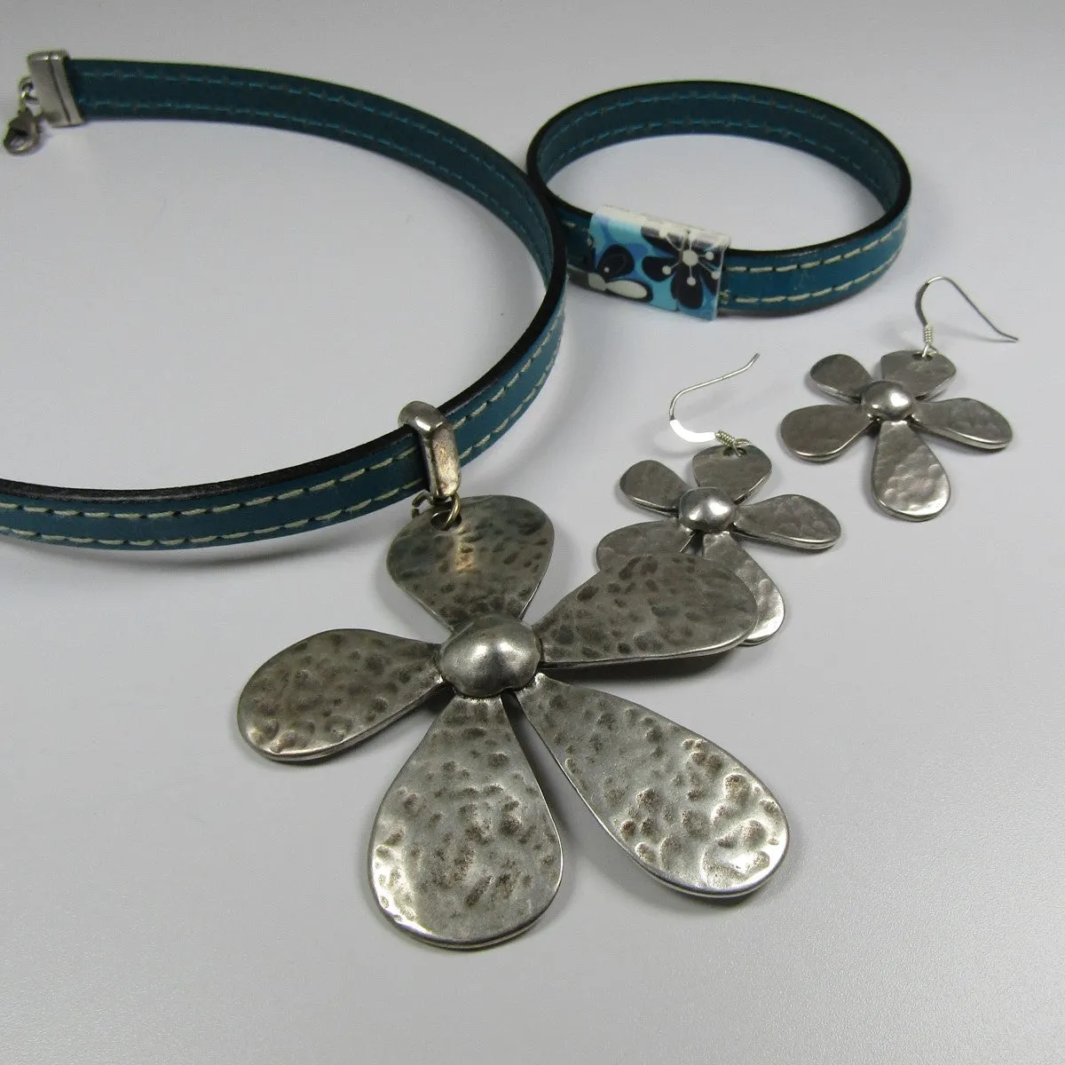 Designer Jewelry Set Turquoise Leather Choker Daisy Accents