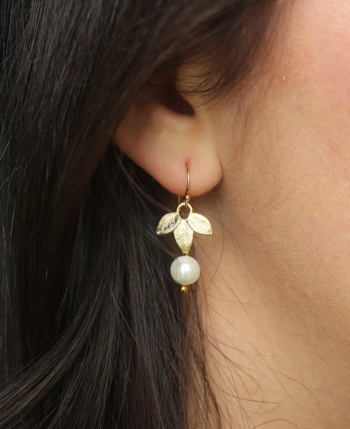 Gold Freshwater Pearl Earrings Gold Leaf Earrings - White Pearl Earrings - Gold Pearl Jewelry Bridesmaid Earrings - Pearl Bridal Earrings